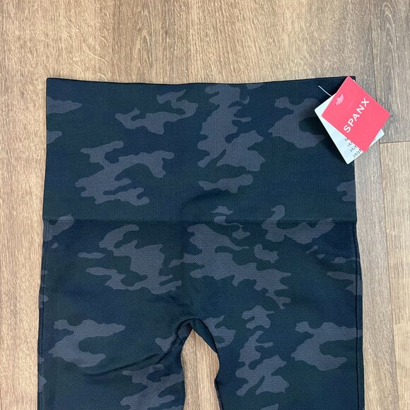 NEW SPANX EcoCare Seamless Black Camo Leggings - Picture 3 of 9